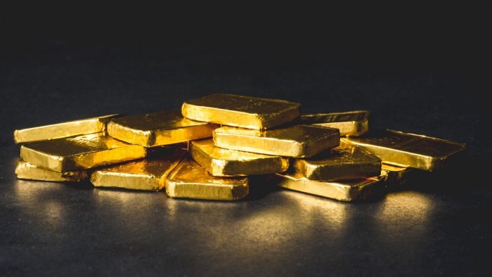 Gold hits new nine-month high due to dollar plunge